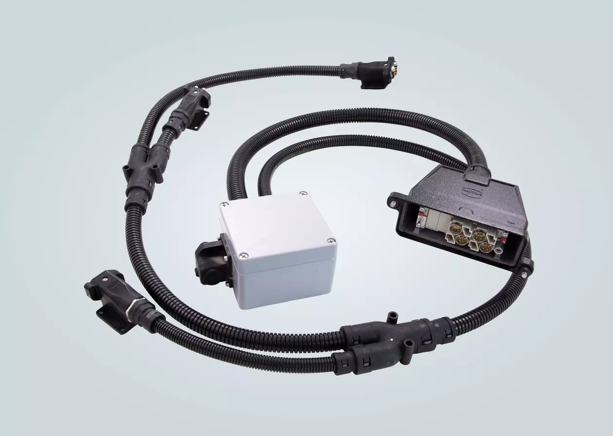 Customised cabling solution with HARTING connectors, which can be connected directly as a Plug-and-Play solution.