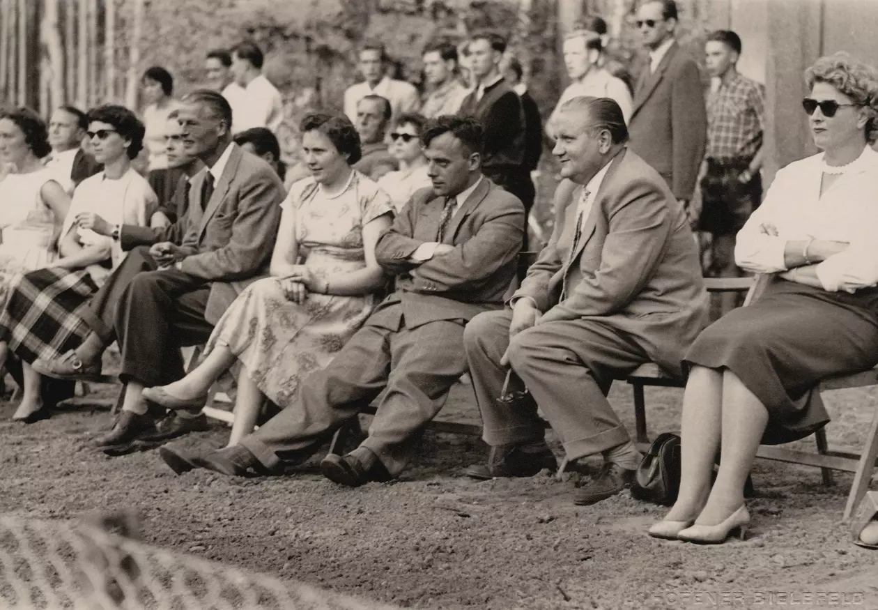 In April 1956, Wilhelm Harting and other sport fans founded the Espelkamp Tennis Club, helped to build three tennis courts, and headed the club for five years.