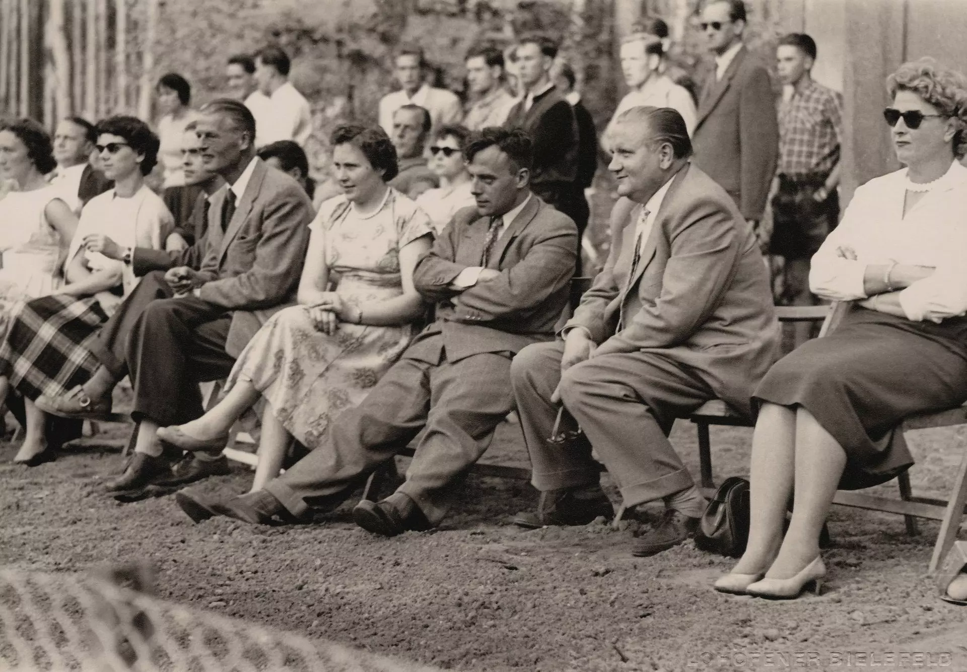 In april 1956 Wilhelm Harting en andere sportfans richtte de Espelkamp Tennis Club op , hielpen bij het bouwen van drie tennisbanen en stonden vijf jaar lang aan het hoofd van de club.