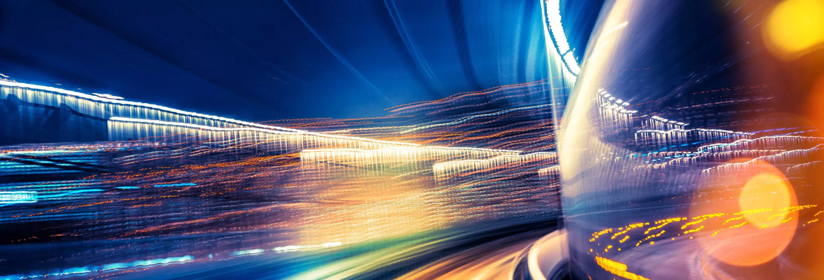 2022-09_Verschwommene Lichter_Stadt_Straße_GettyImages-615429200.jpg