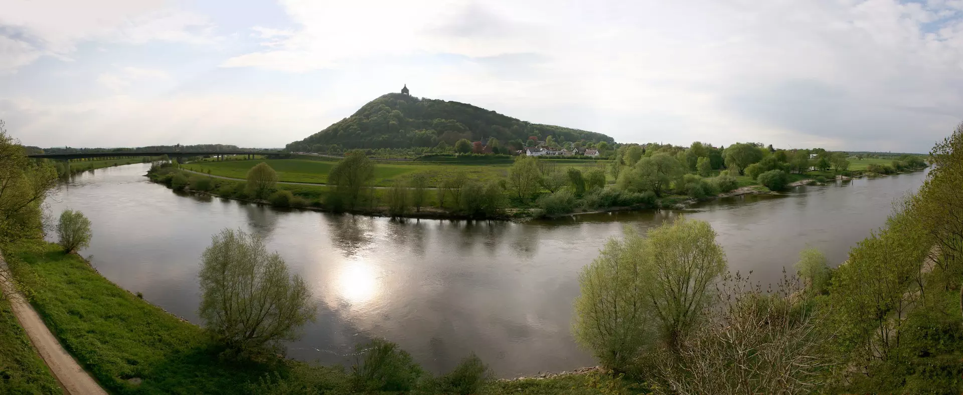 The bend in the Weser with a view of the Emperor William Monument