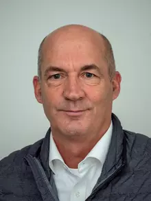 Stefan Kiefer Amazone Porträt 2025.jpg