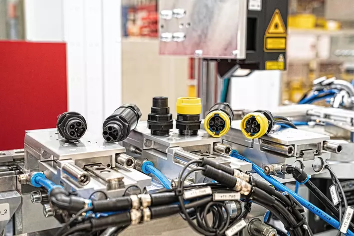 Size 15 circular connectors: An efficient interface for decentralised drive systems