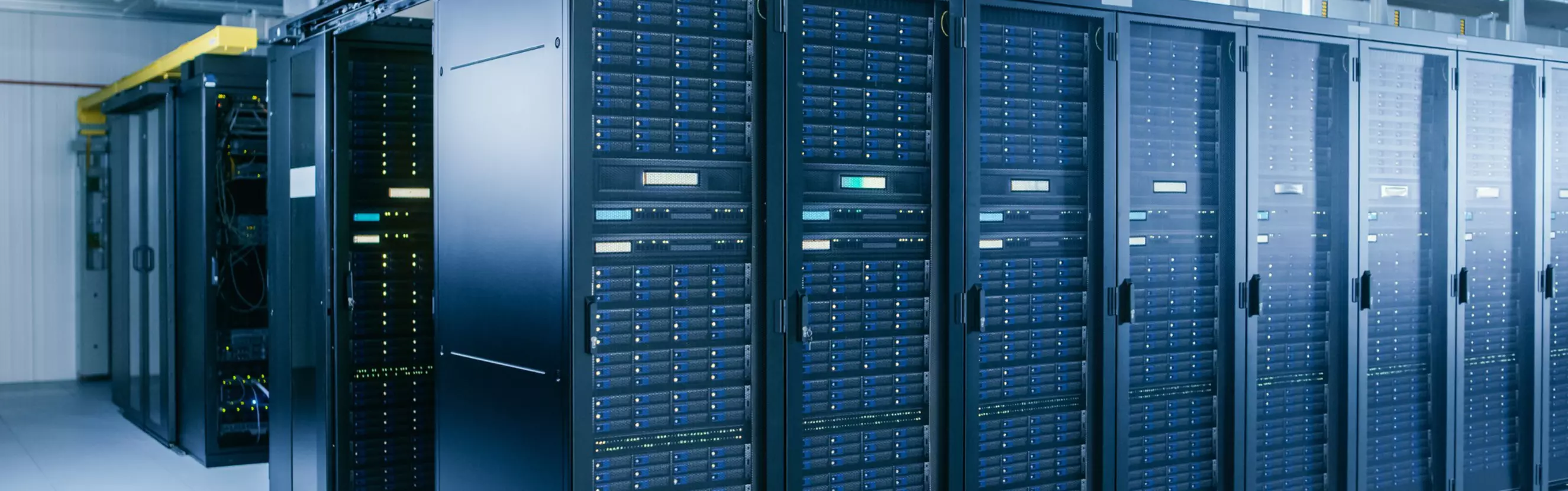 2022-10_DataCenter_GettyImages-1148233863.jpg