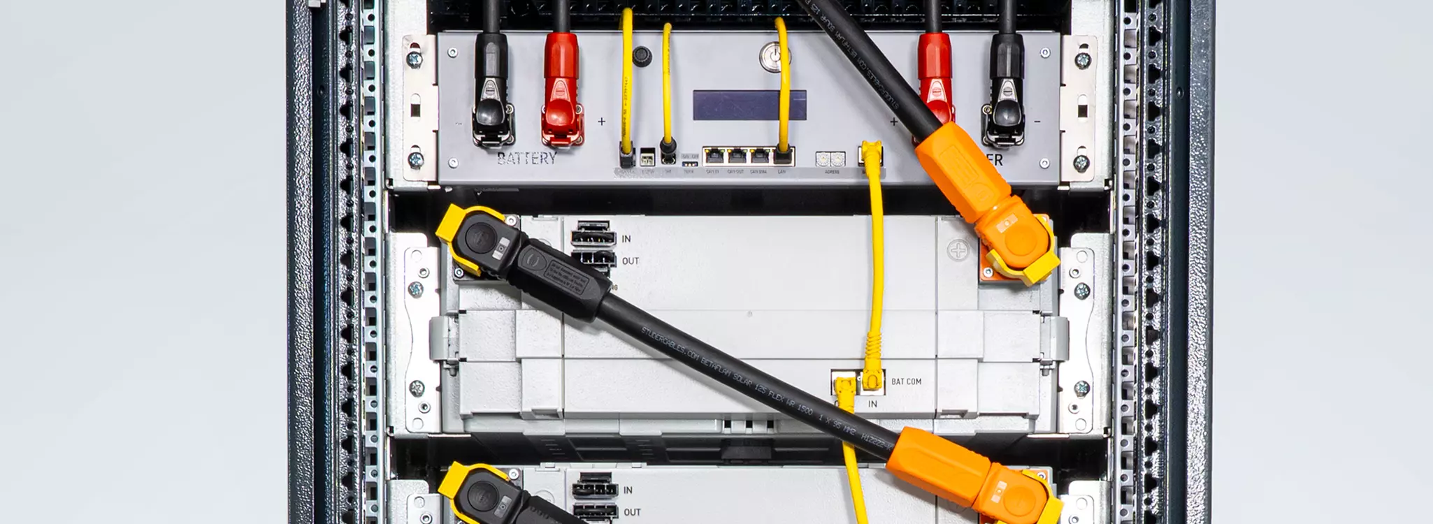 Secure plug-in connections for modular battery storage