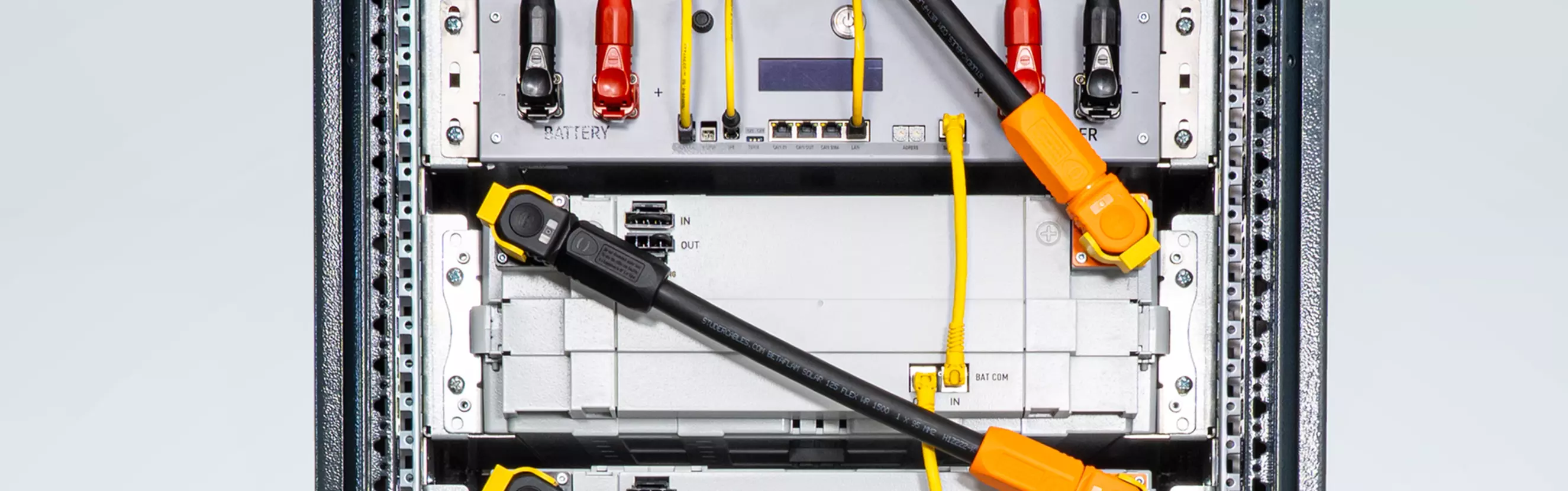 Secure plug-in connections for modular battery storage