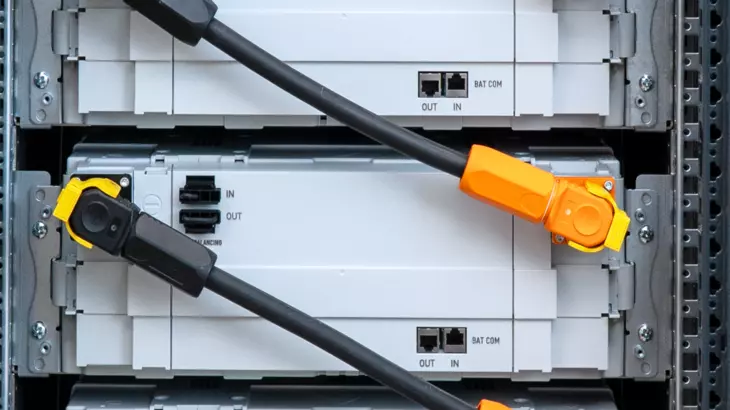 Secure plug-in connections for modular battery storage