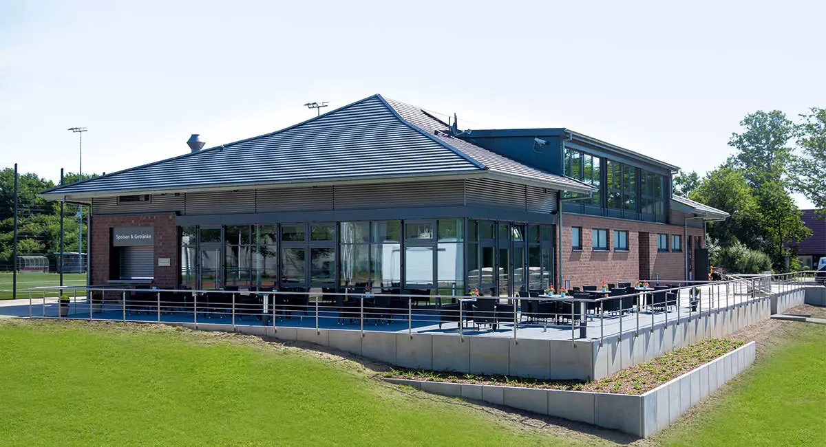 Grâce à Dietmar Harting, le parc sportif de Mittwald (FC Preussen Espelkamp) bénéficie depuis 2017 d'un clubhouse modernisé et de deux terrains de sport supplémentaires.