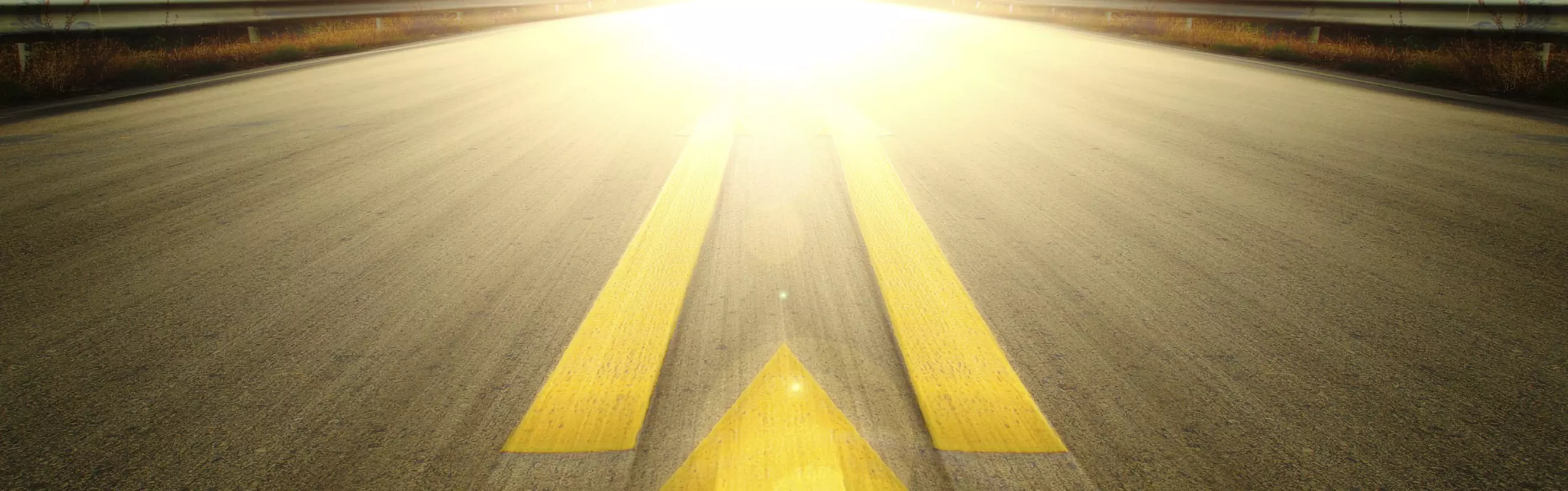 画有黄色箭头线的道路