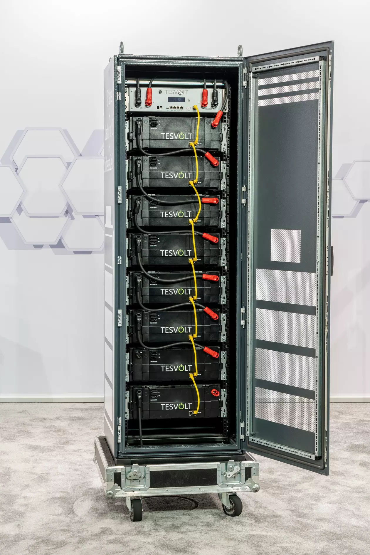 Modulaire batterijopslagkast met bekabelingsoplossingen.