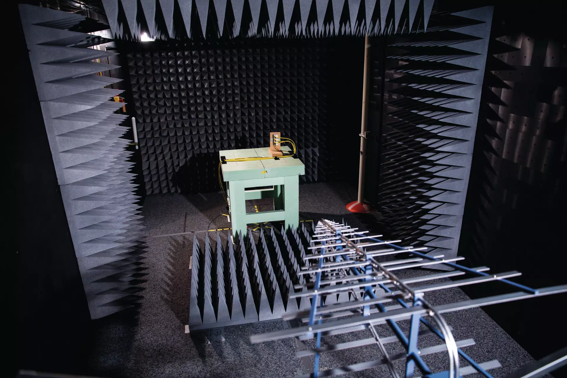 Radiated emission in the anechoic chamber (FAR)​