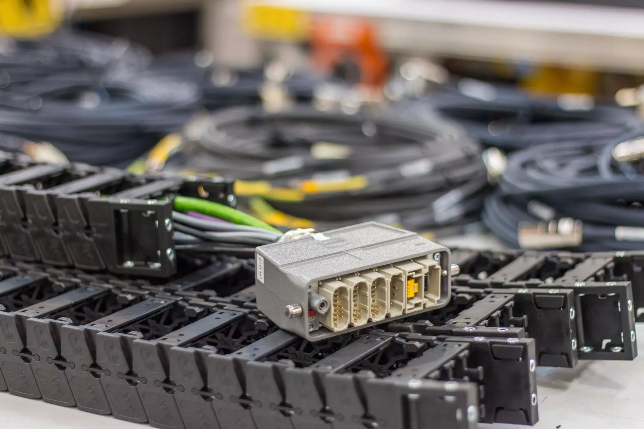 Powerful energy chains equipped with HARTING Han-Modular® interfaces
