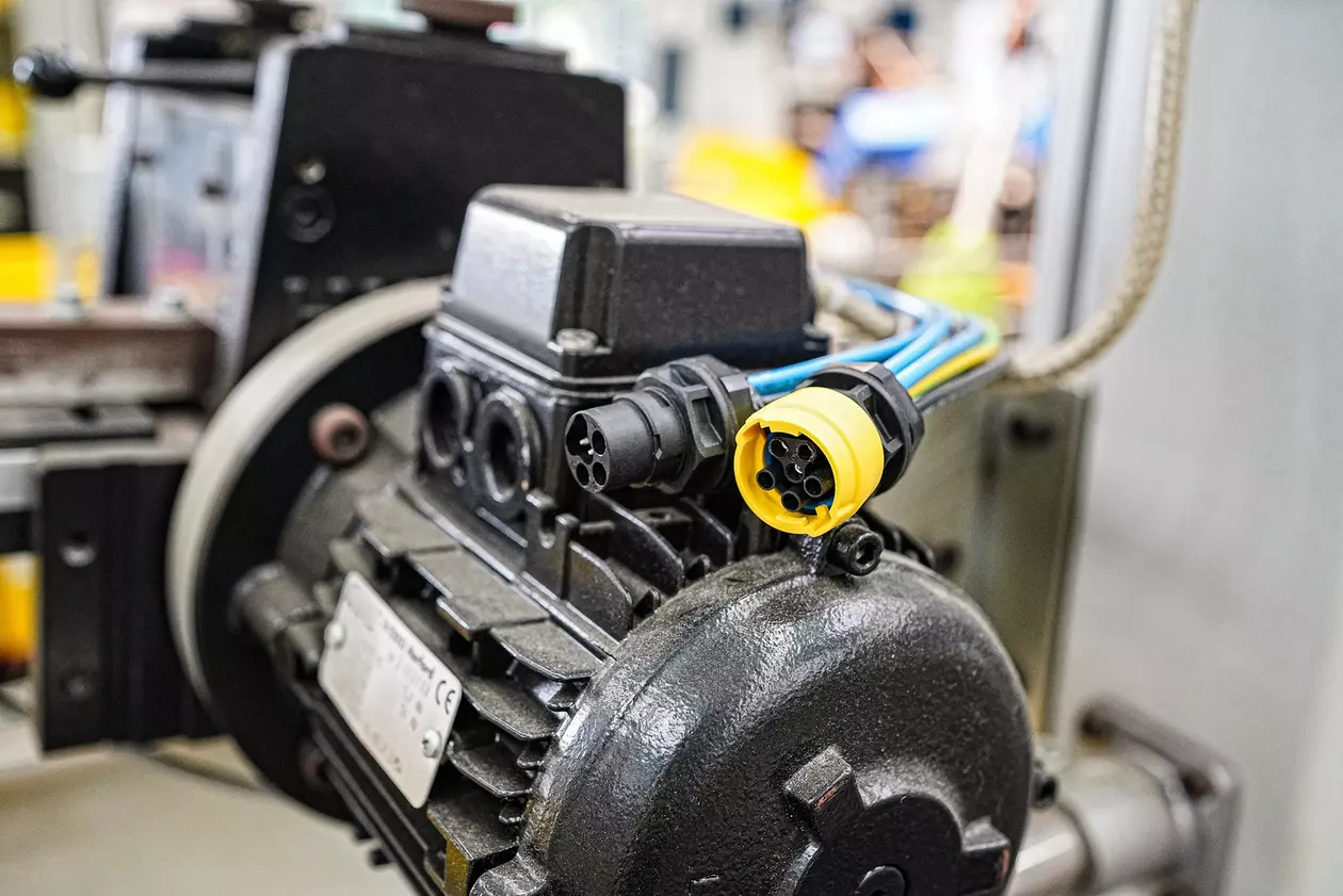 Selected HARTING Size 15 circular connectors for use in decentralised drive architectures
