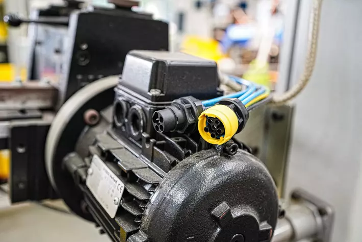 Ausgewählte Size‑15‑Rundsteckverbindervarianten von HARTING für den Einsatz in dezentralen Antriebsarchitekturen