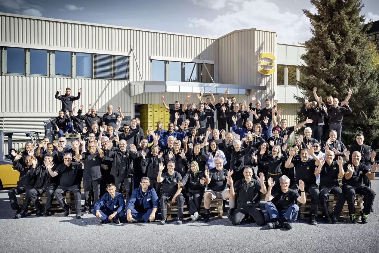 HARTING Schweiz_Alle Mitarbeiter vor dem Gebäude.jpg