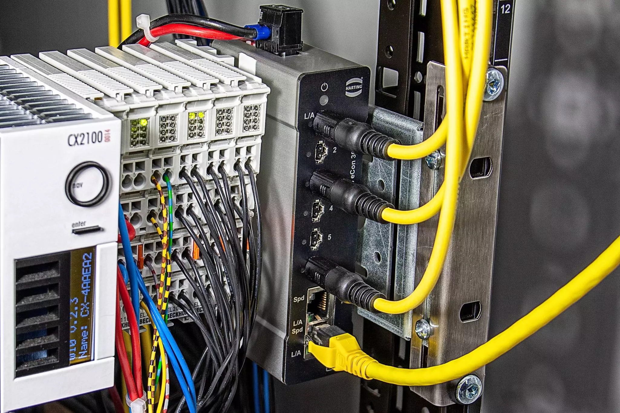 Für die sichere und schnelle Datenübertragung bieten wir Systemverkabelung, die höchste Standards in Zuverlässigkeit und Performance garantiert.