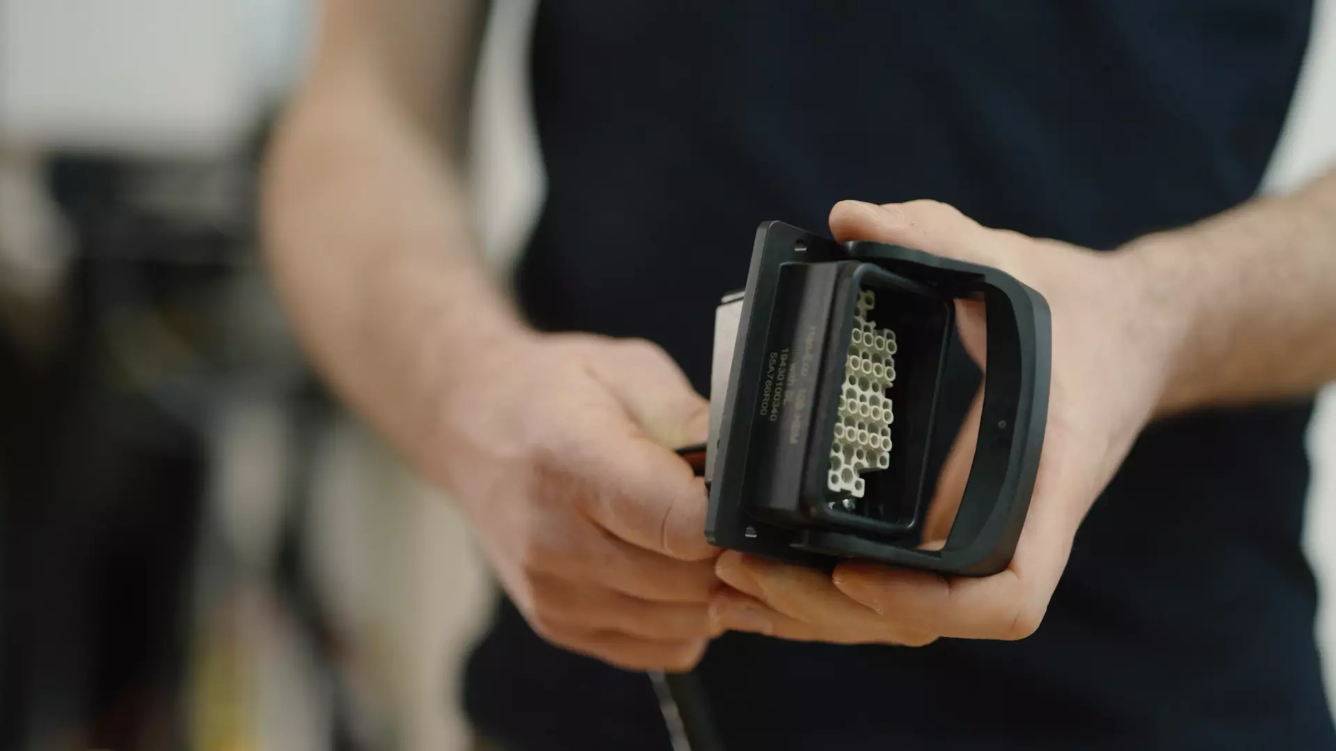 Cable harnesses and connectors with the rear mounting option speed-up green hydrogen scaling