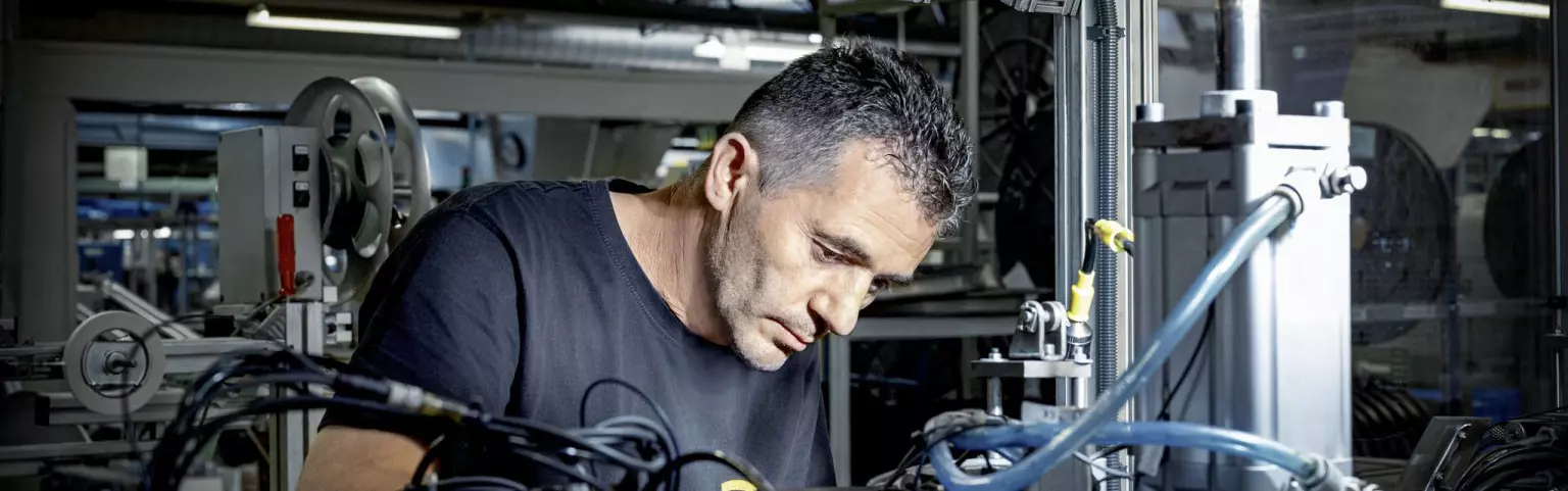 19 ZENUNI Enver - Mann an Maschine _ DSUB Sibos 1 und 2.jpg