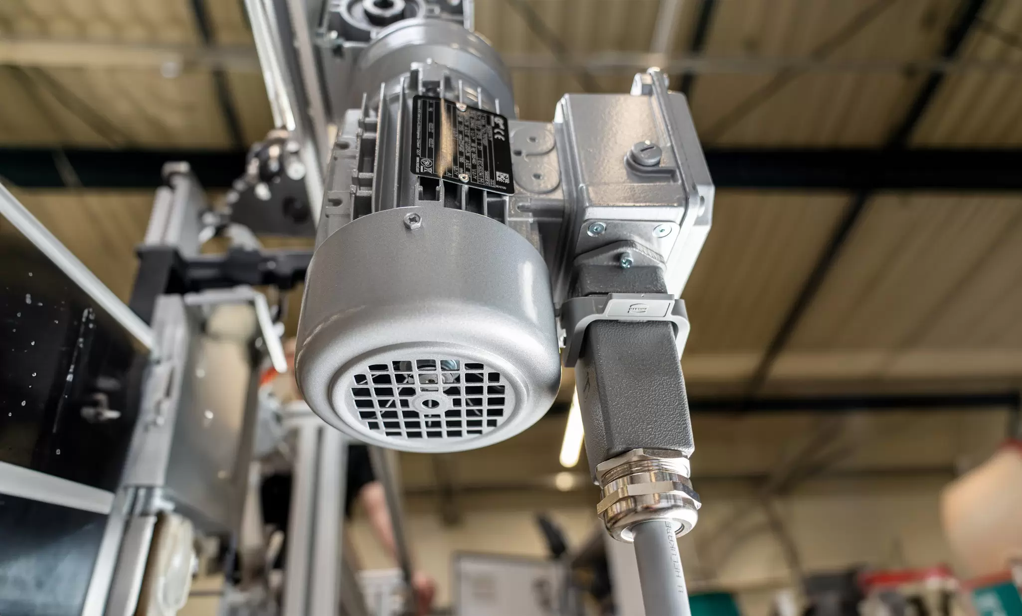 Space-saving connections for drives, frequency inverters and control cabinets