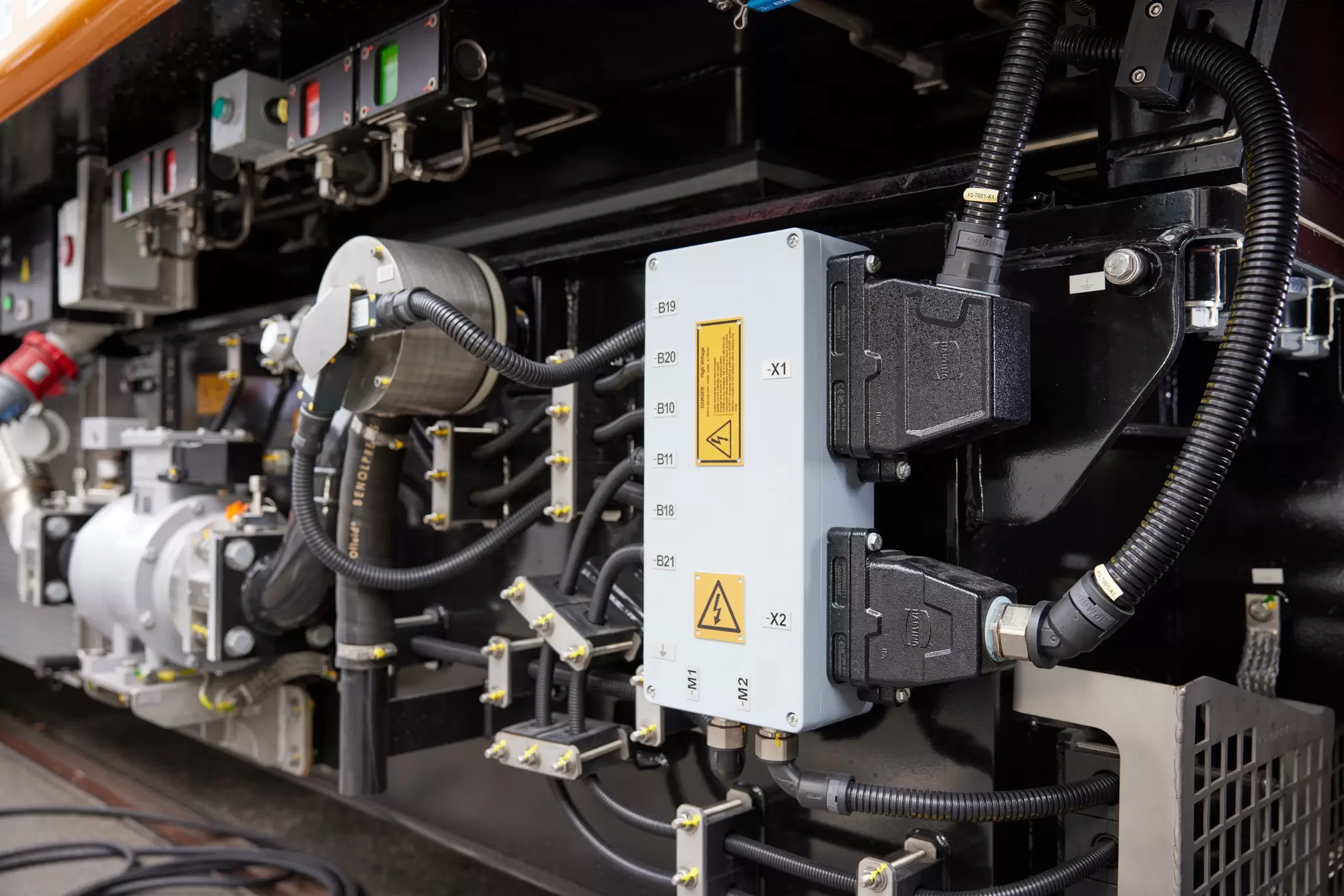 Solutions for narrow installation spaces and complex cable routing