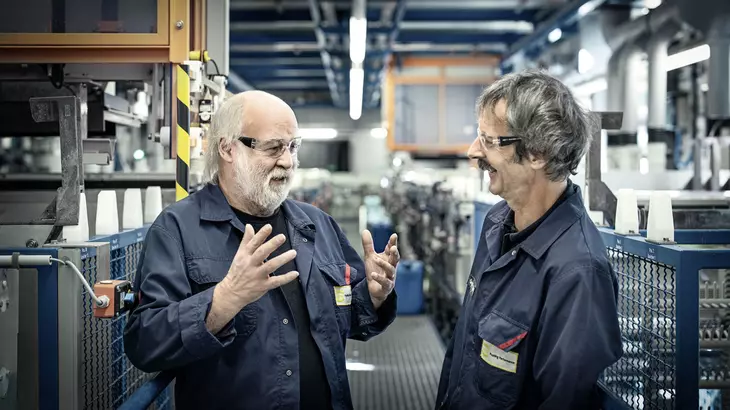 07 Mitarbeitende in der chemischen Metallisierung _ har_10102019_7169.jpg