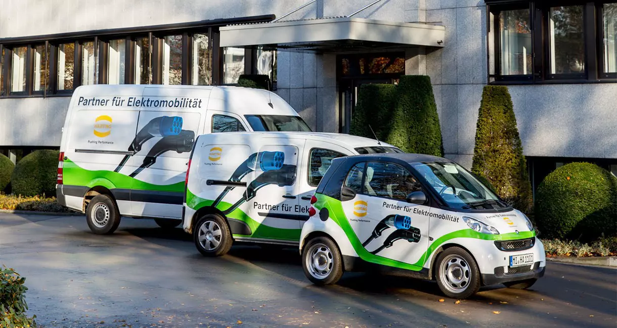 2011 – Eerste poolvoertuigen voor shuttlediensten die op elektriciteit rijden.