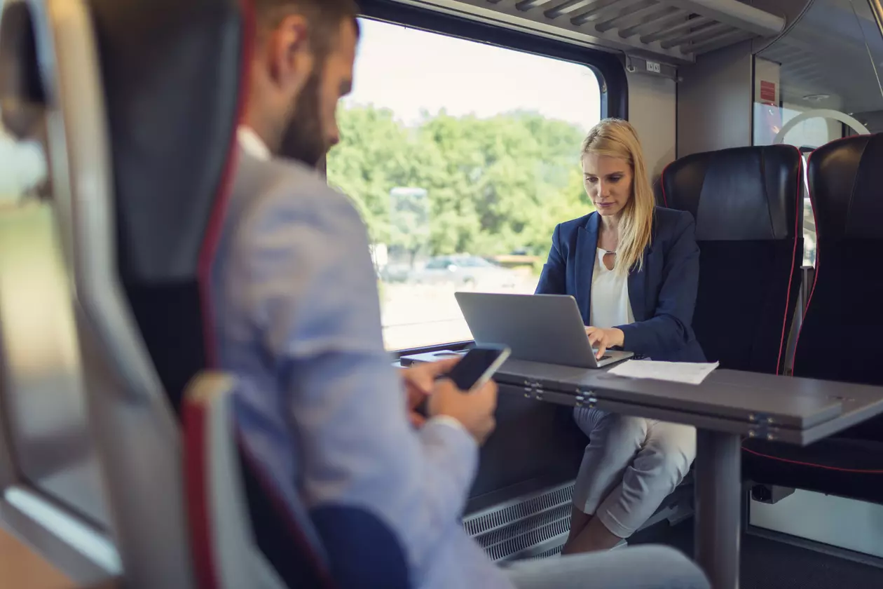 Op dezelfde wijze verwachten reizigers nu oplaadfaciliteiten voor laptops en toegang tot een draadloos netwerk (WLAN).