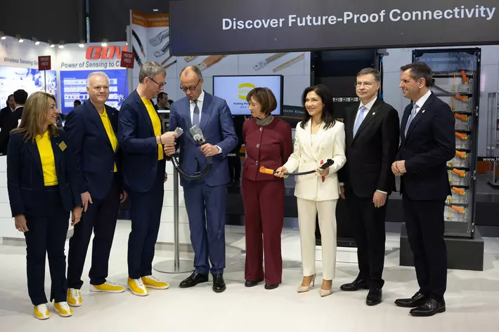 Chancellor Merz visits HARTING - HANNOVER MESSE 2026