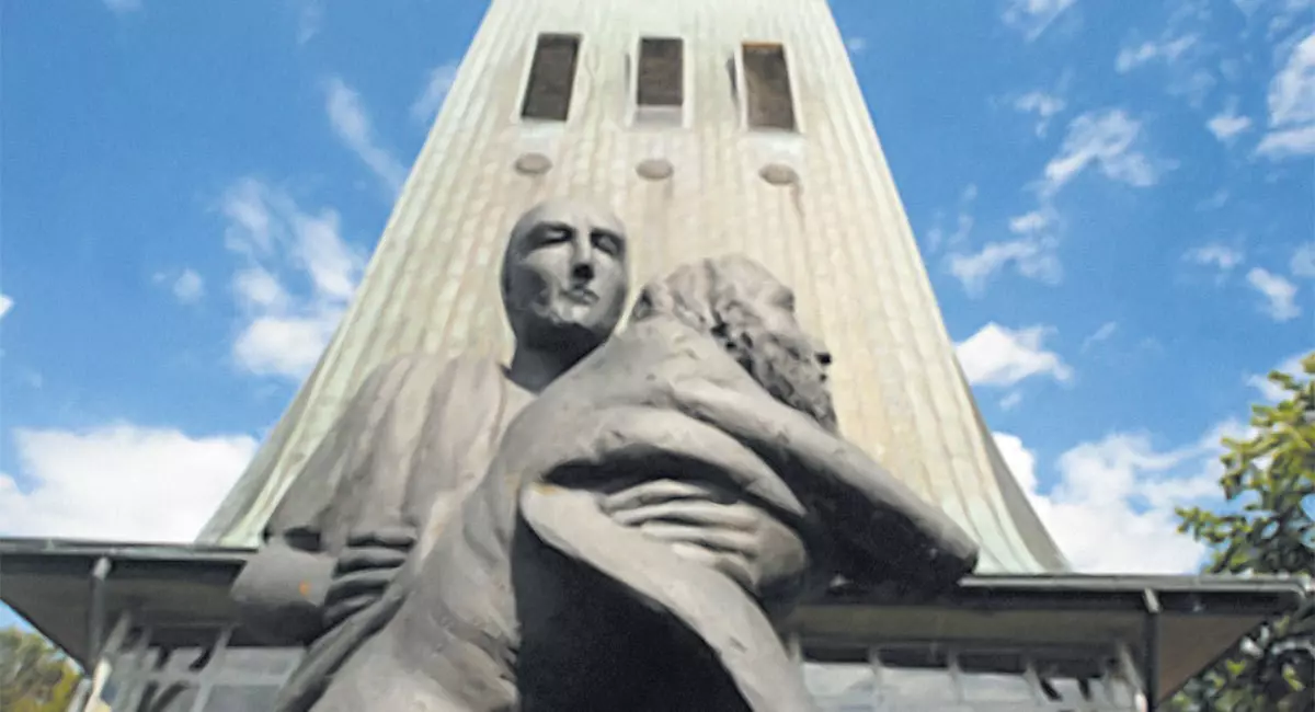 Los Harting apoyaron la construcción de la iglesia Thomas en 1960. En 2002, Dietmar y Margrit Harting donaron una escultura de bronce de San Martín al monumento de Espelkamp.