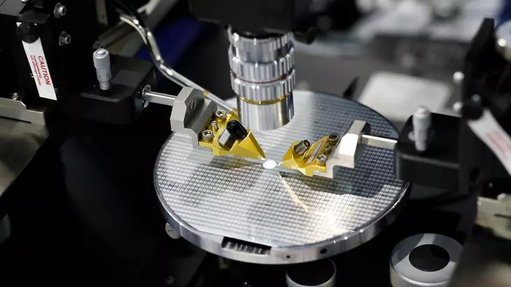 2024-09_probsystem_RF_test_seiconductor_silison_wafers_GettyImages-1162146044.jpg