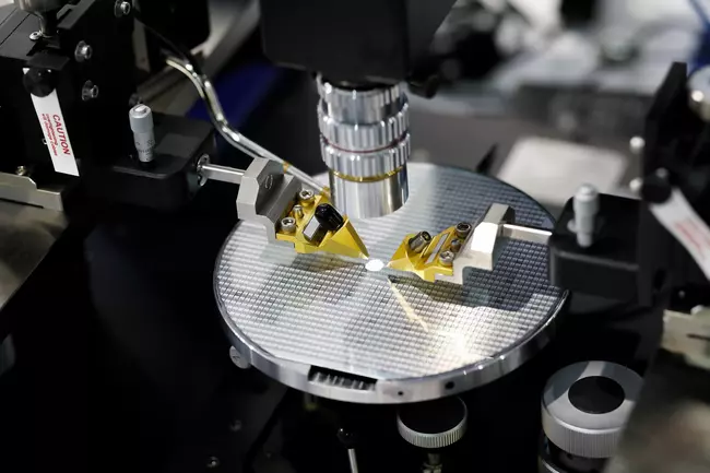 2024-09_probsystem_RF_test_seiconductor_silison_wafers_GettyImages-1162146044.jpg