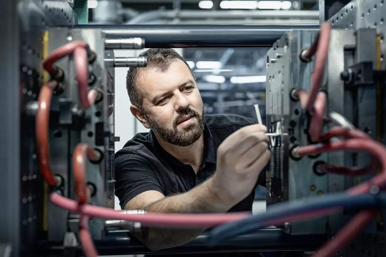 04 Einrichter in der Spritzerei _ har_10102019_6591.jpg