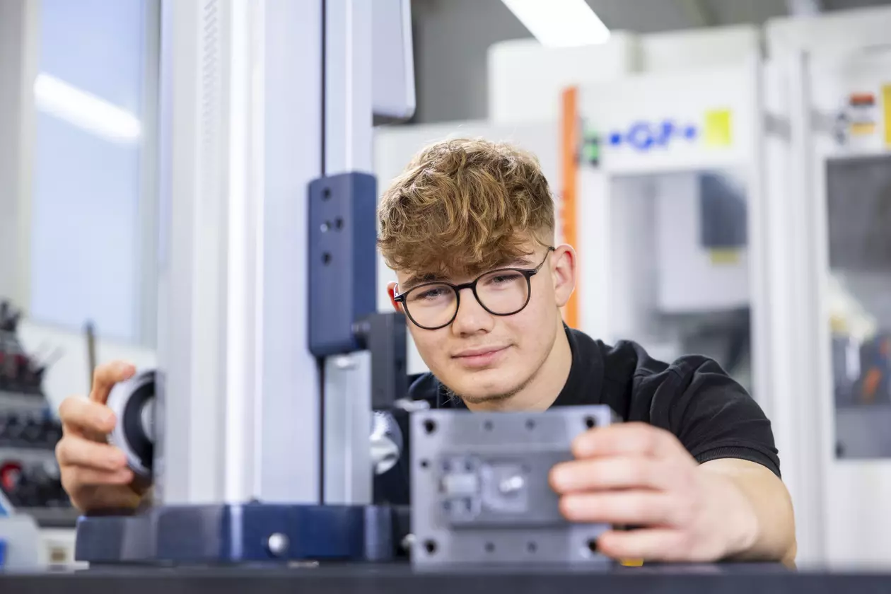 Lion wird Werkzeugmechaniker