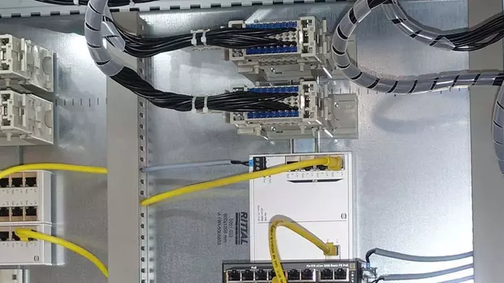 Easily bridging contacts in inserts of industrial connectors